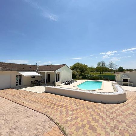 Maison Chaleureuse Avec Piscine Izon 외부 사진