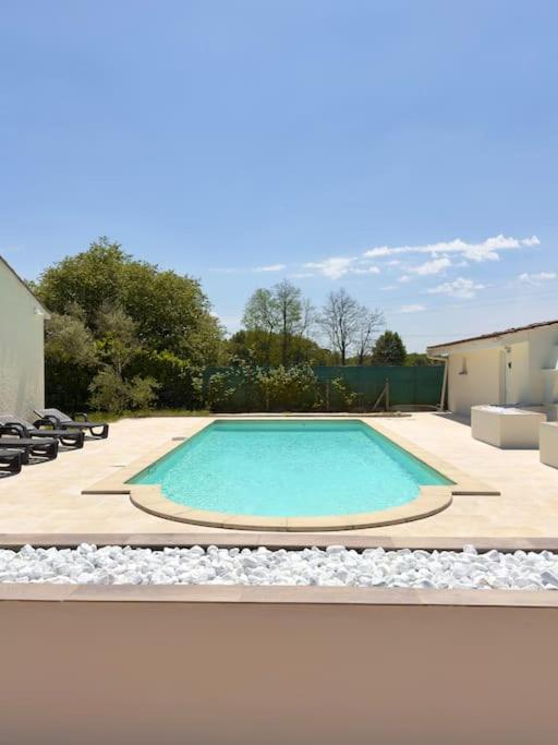 Maison Chaleureuse Avec Piscine Izon 외부 사진